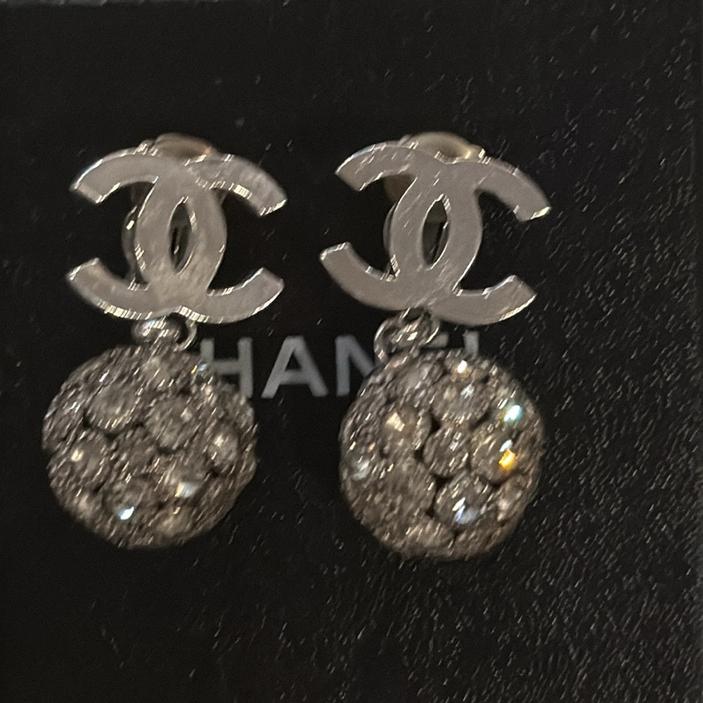Vintage Chanel earrings clip ons great condition has some scratches. - Picture 2 of 7